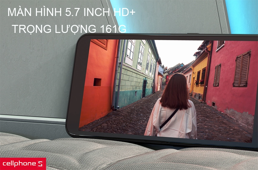 Kích thước 154.8 mm x 75.6 mm x 8.9 mm và trọng lượng 161g, màn hình 5.7 inch chuẩn HD+