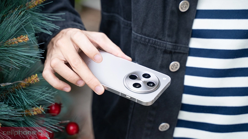 Người dùng sử dụng điện thoại OPPO Find X8 với tính năng Touch to Share to iOS tiện lợi