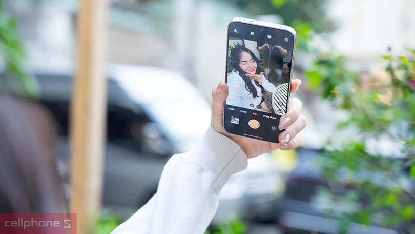 Người dùng chụp ảnh selfie bằng điện thoại OPPO Find X8, ảnh rõ nét, màu sắc tự nhiên và chi tiết sống động