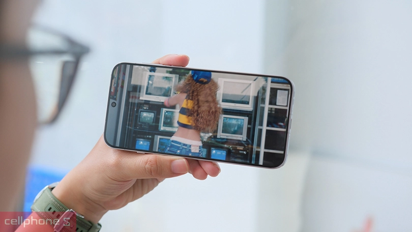 Người dùng trải nghiệm xem video trên điện thoại OPPO Find X8 với thiết kế bền bỉ, đạt chuẩn kháng nước kháng bụi IP68/IP69