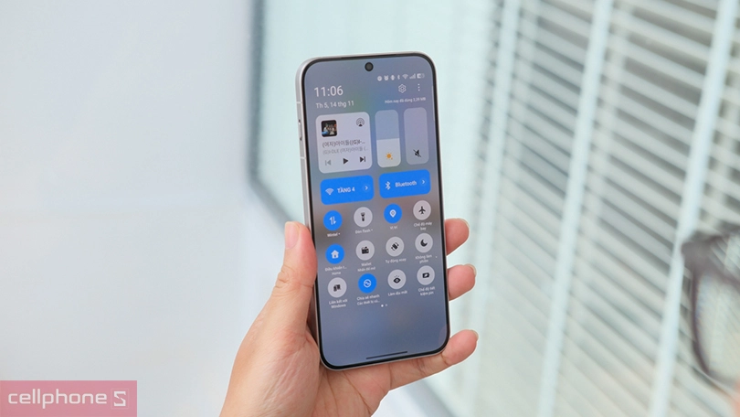 Người dùng trải nghiệm giao diện điều khiển trên điện thoại OPPO Find X8