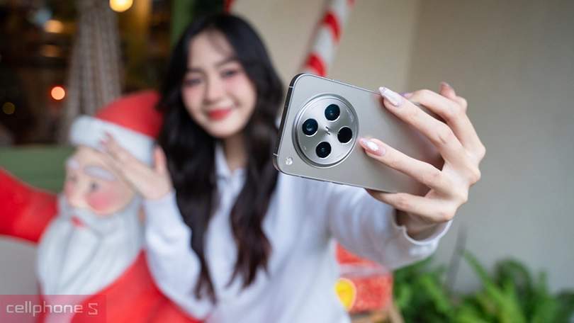 Cô gái chụp ảnh selfie bằng điện thoại OPPO Find X8 có cụm 3 camera lớn