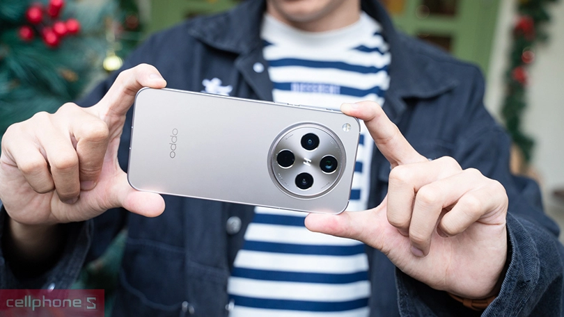 Người dùng cầm trên tay điện thoại OPPO Find X8 với thiết kế sang trọng