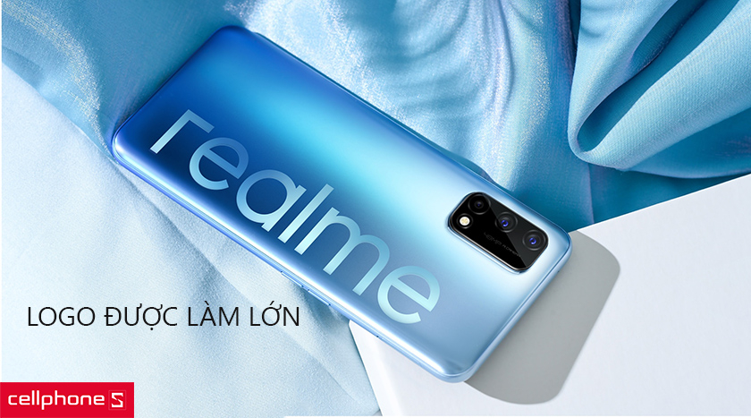 logo được làm rất lớn và đặt dọc theo máy