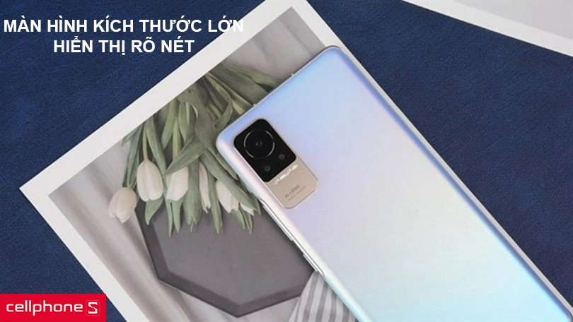 Màn hình đục lỗ, kích thước lớn, hiển thị rõ nét