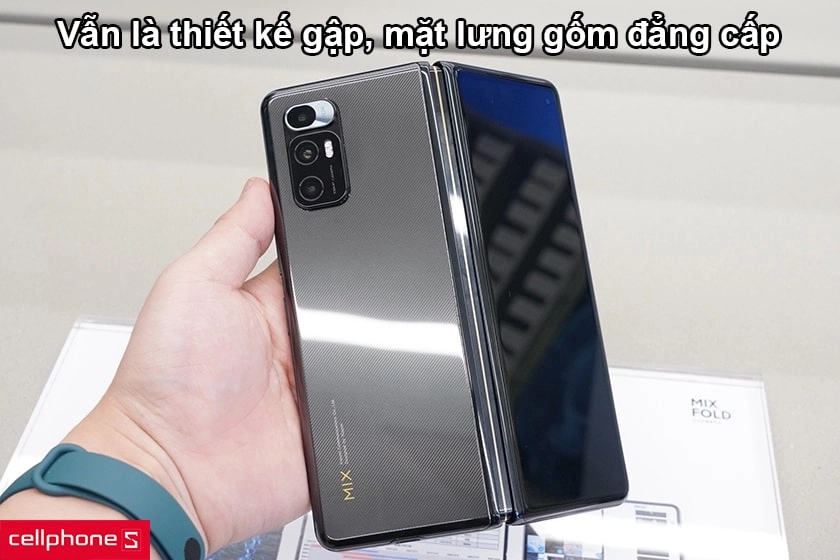 Vẫn là thiết kế gập, mặt lưng gốm đẳng cấp