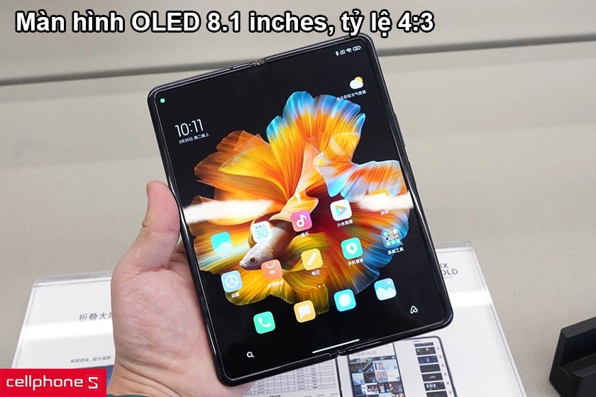 Màn hình OLED 8.1 inches, tỷ lệ 4:3