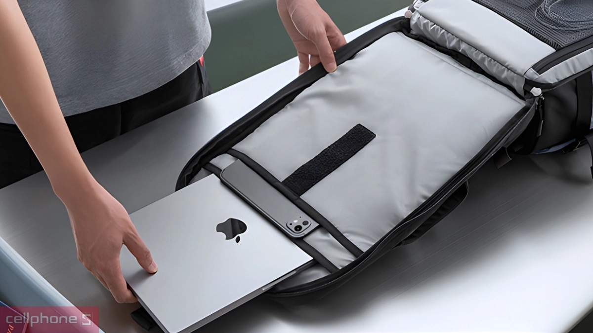 Khoang chứa balo Tomtoc Liteway Travel Backpack 40L 17 inch DRS