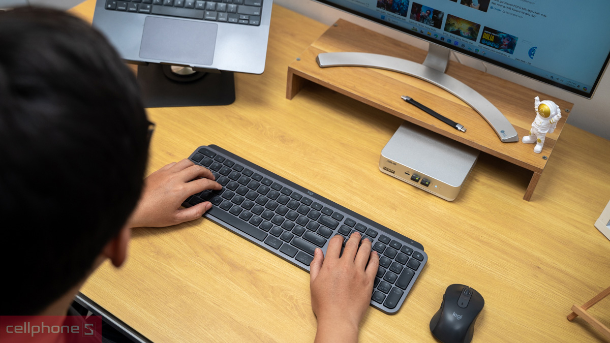 Góc làm việc với bàn phím Logitech