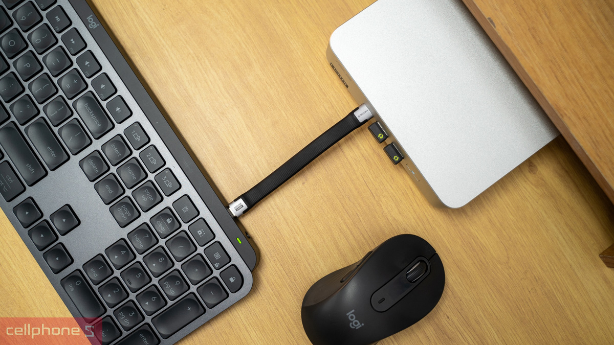 Bàn phím Logitech cáp sạc gọn gàng