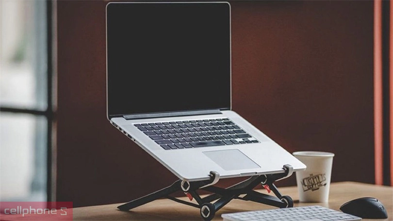 Có nên dùng giá đỡ máy tính không?