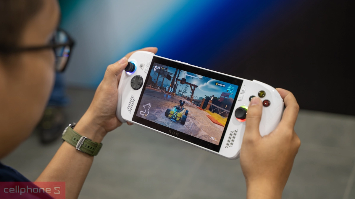 RAM LPDDR5X và SSD M.2 tốc độ cao 