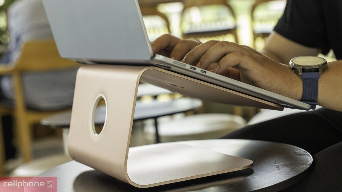 Ai nên dùng giá đỡ laptop, đế tản nhiệt laptop?