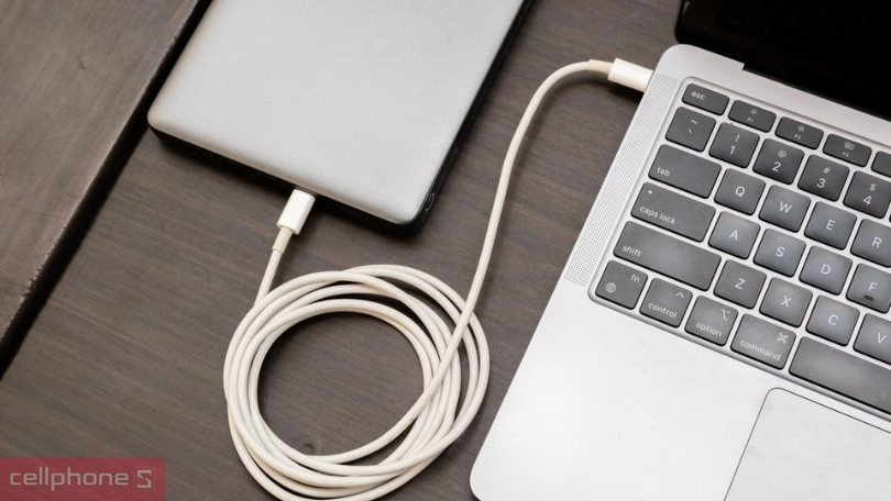 Có nên dùng sạc dự phòng cho laptop