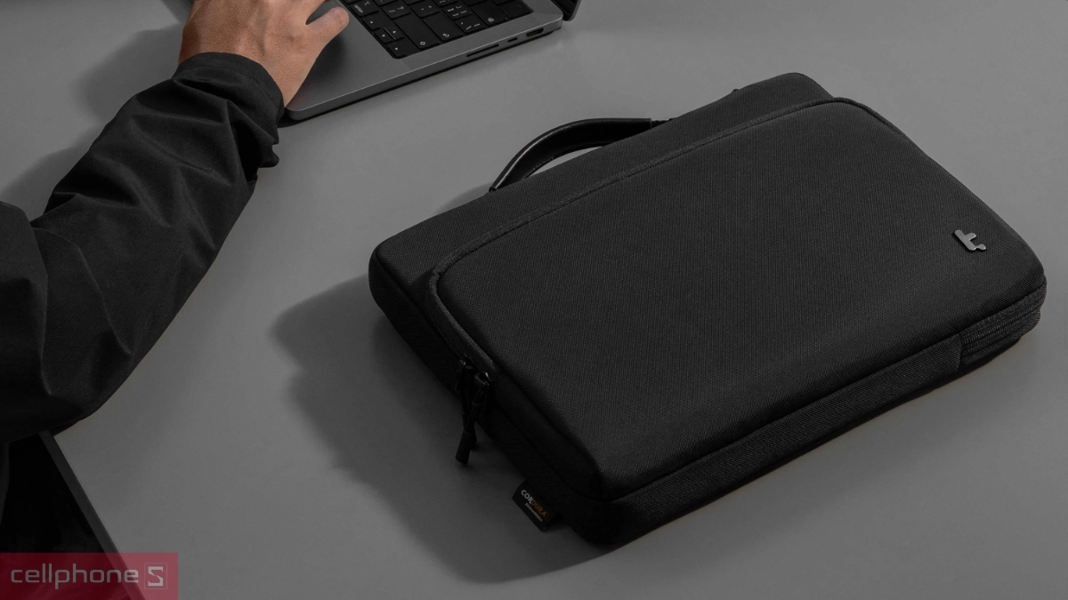 Chất liệu, độ bền bỉ của túi chống sốc Tomtoc (USA) Briefcase 16 inch