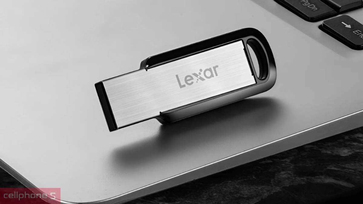 Độ bền bỉ ấn tượng của USB 3.2 Lexar 64GB Jumpdrive M400