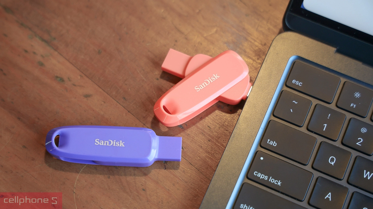 USB SanDisk thiết kế nhỏ gọn với đầu cắm USB-A thuận tiện mang theo