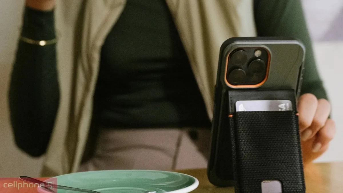 Tính năng của ví MagSafe iPhone UAG Metropolis Kevlar