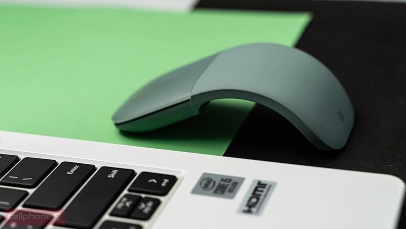 Thiết kế cong ôm tay độc lạ, kiểu dáng nhỏ gọn linh hoạt