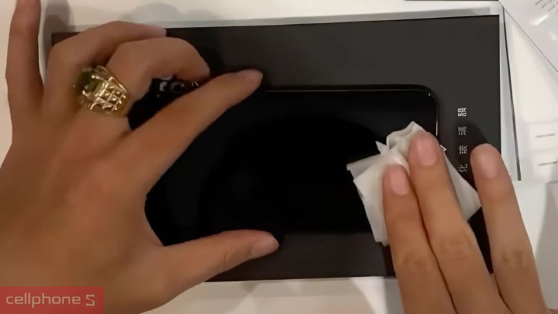 Cách dán cường lực KingKong