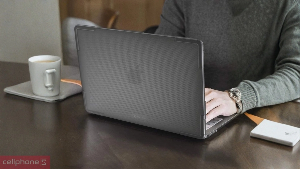 Chất liệu ốp lưng MacBook Air 13 M1 Tomtoc Hardshell Slim Transparent DRS