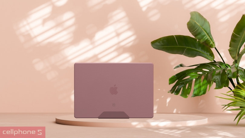 Lắp đặt ốp lưng MacBook Pro 16 inch UAG DOT