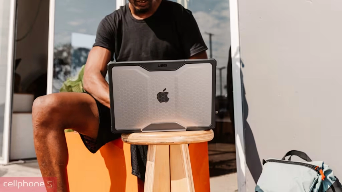 Thiết kế nhẹ nhàng ốp Macbook Air 15 M2/M3/M4 UAG Plyo