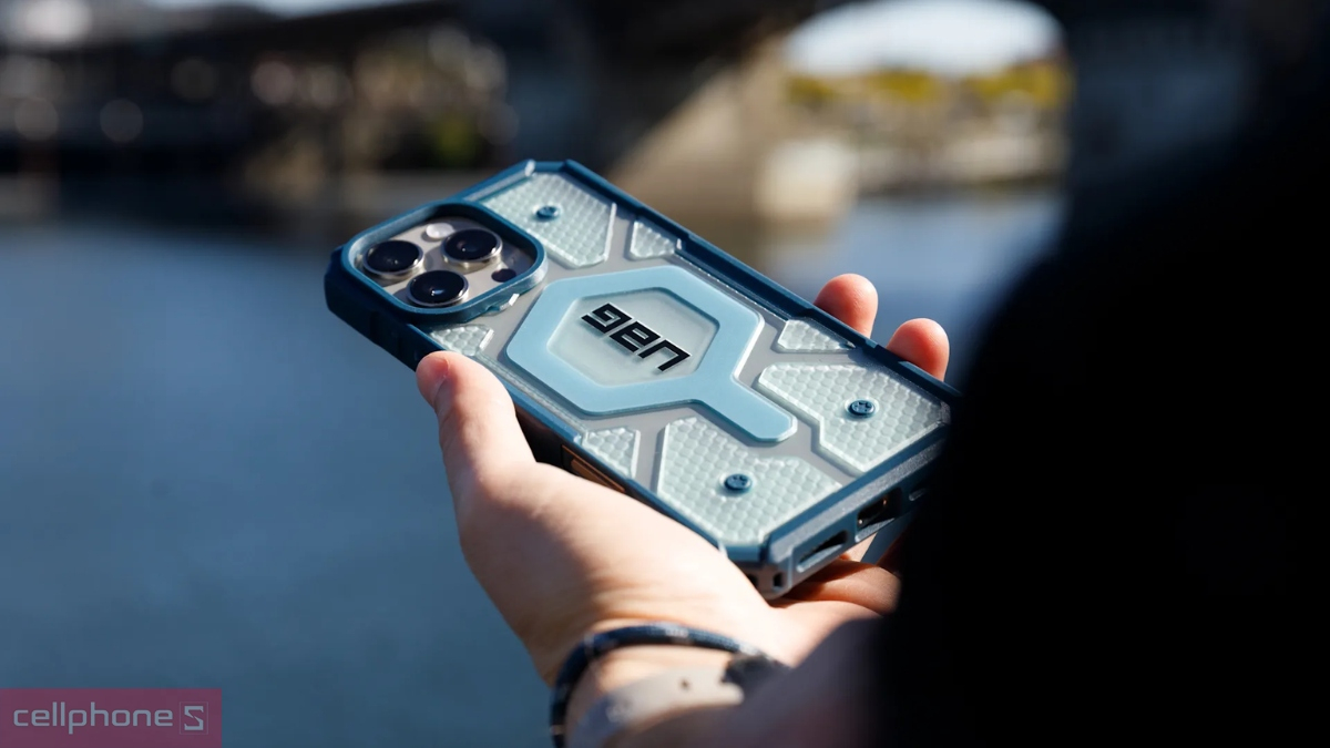 Ốp lưng iPhone 16 Pro Max UAG Pathfinder Clear With Magsafe bền bỉ, hỗ trợ sạc không dây