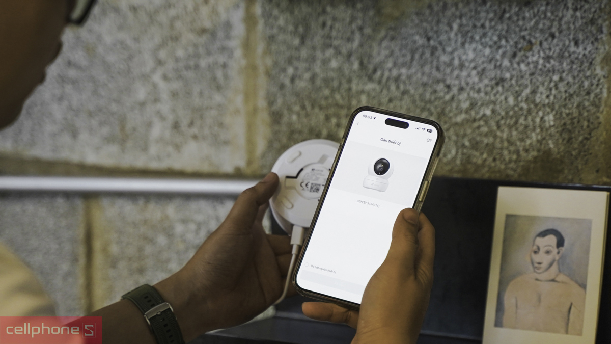 Bạn quét mã QR dưới đáy máy để khởi động quá trình kết nối