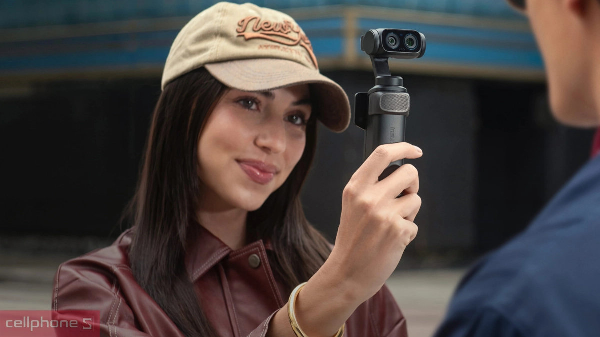 Khả năng sạc nhanh trên Insta360 Luna Ultra Creator Bundle