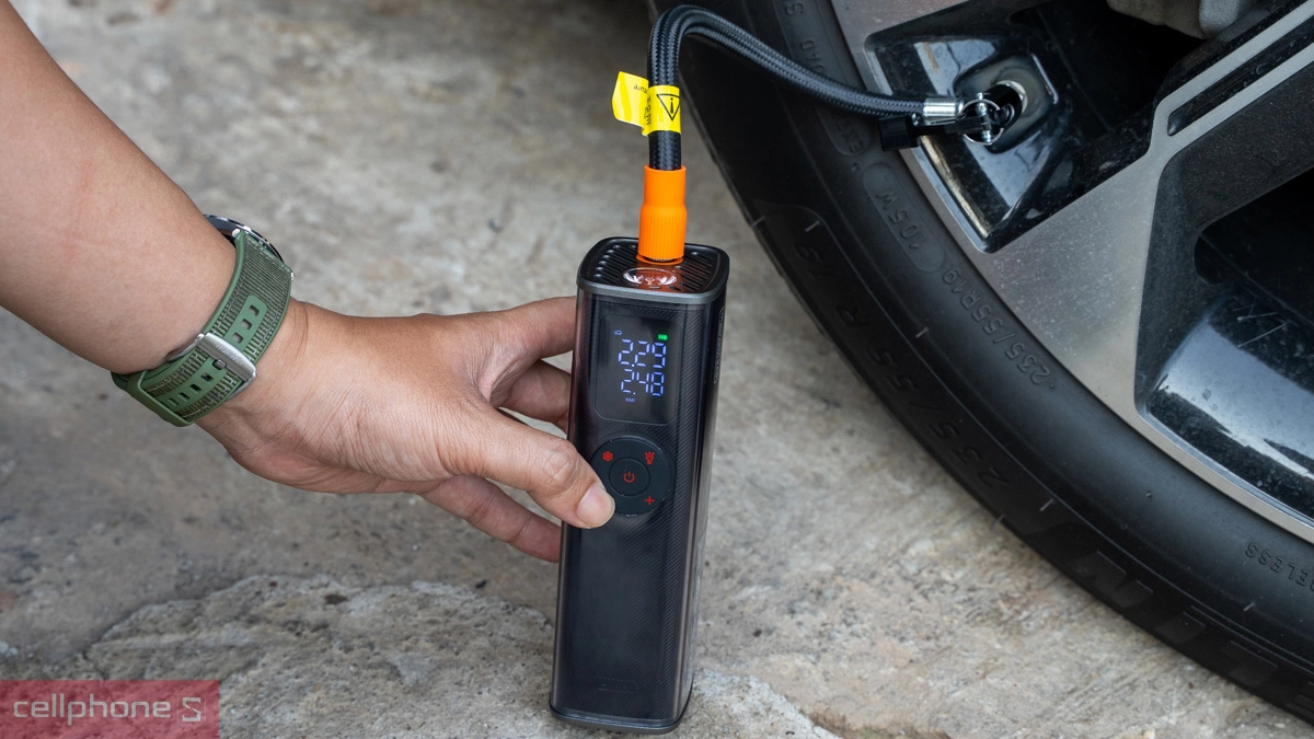 Bơm xe thông minh kèm định vị IDMIX hỗ trợ nạp hơi cho ô tô