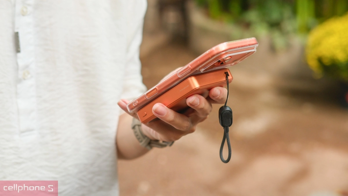 Hỗ trợ 2 cổng USB-C, sạc không dây Qi2 đến 15W