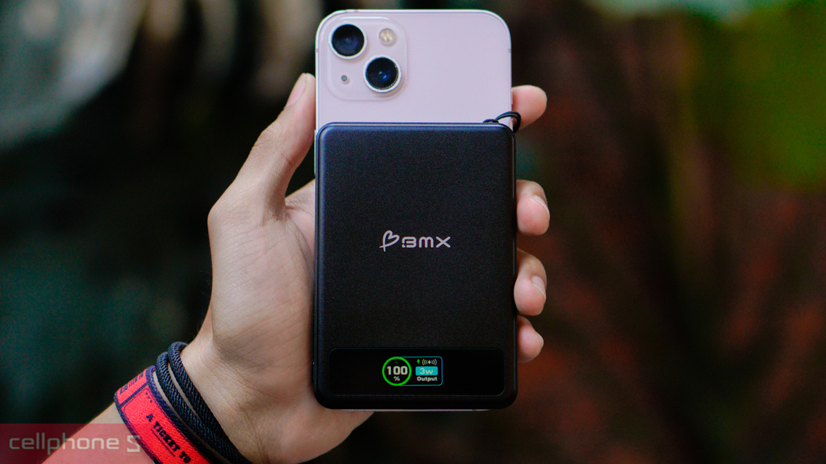 Sạc nhanh Qi2 15W cùng màn hình LED hiện đại