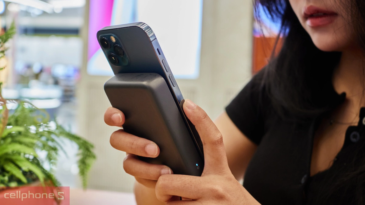 Thiết kế gọn nhẹ, lớp vỏ nhám và bám từ chắc chắn