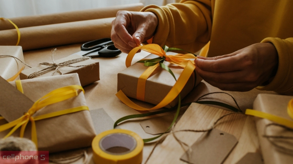 Tặng quà 20 10 có cần đi kèm thiệp không