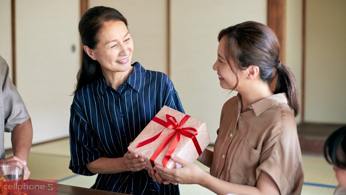 Cách tặng quà 20 10 cho Bà thêm chân thành