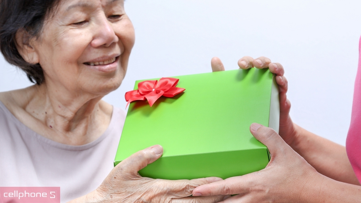 Gợi ý lời chúc kèm quà 20 10 cho Bà
