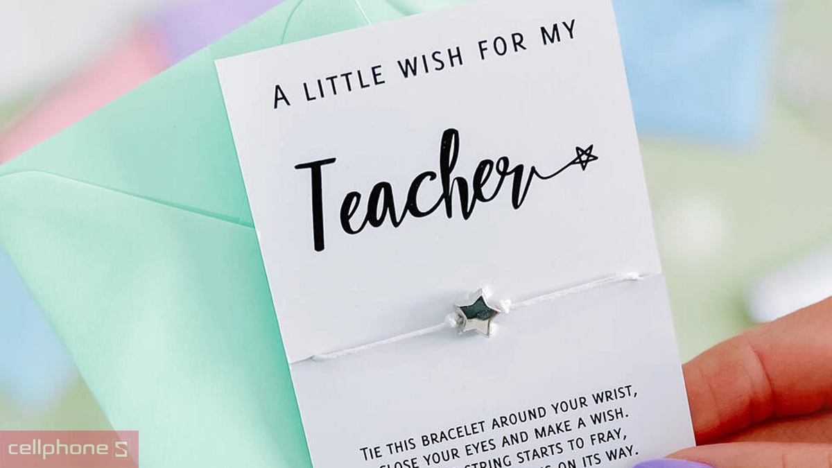 Kết hợp món quà với lời chúc chân thành