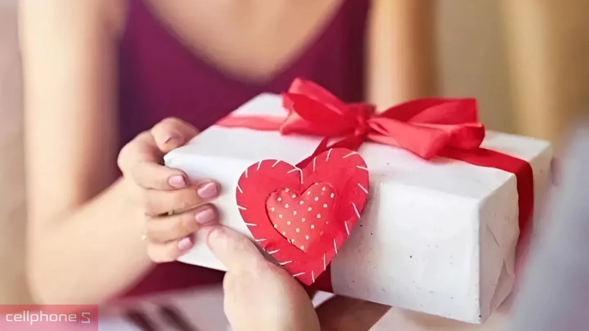Tâm lý chọn quà 20 10 cho người yêu