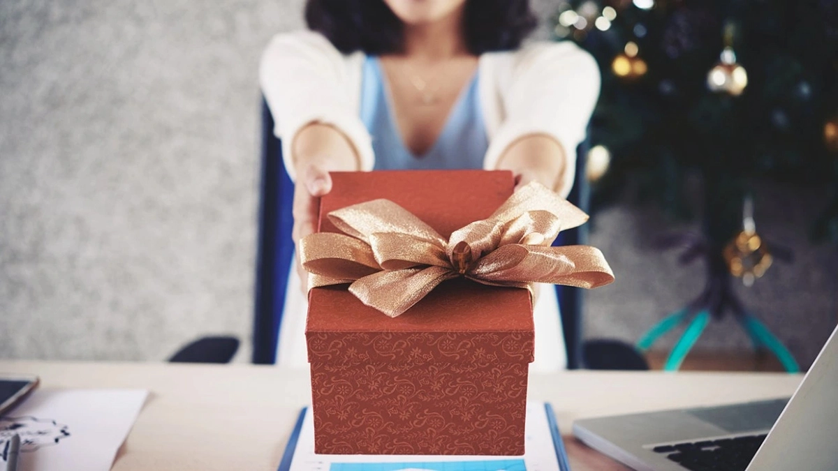 Quà 20 10 cho Nhân Viên trung tính, tránh quá riêng tư