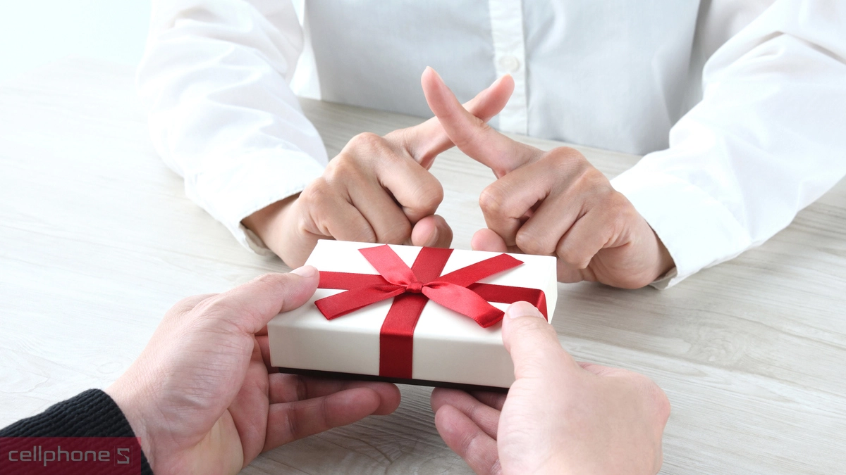 Tránh quà quá cá nhân khi tặng quà 8/3 cho cô