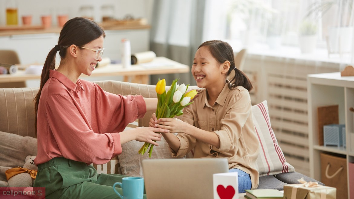 Bài thơ 1: Tình Yêu Lớn tặng quà 8/3 cho mẹ