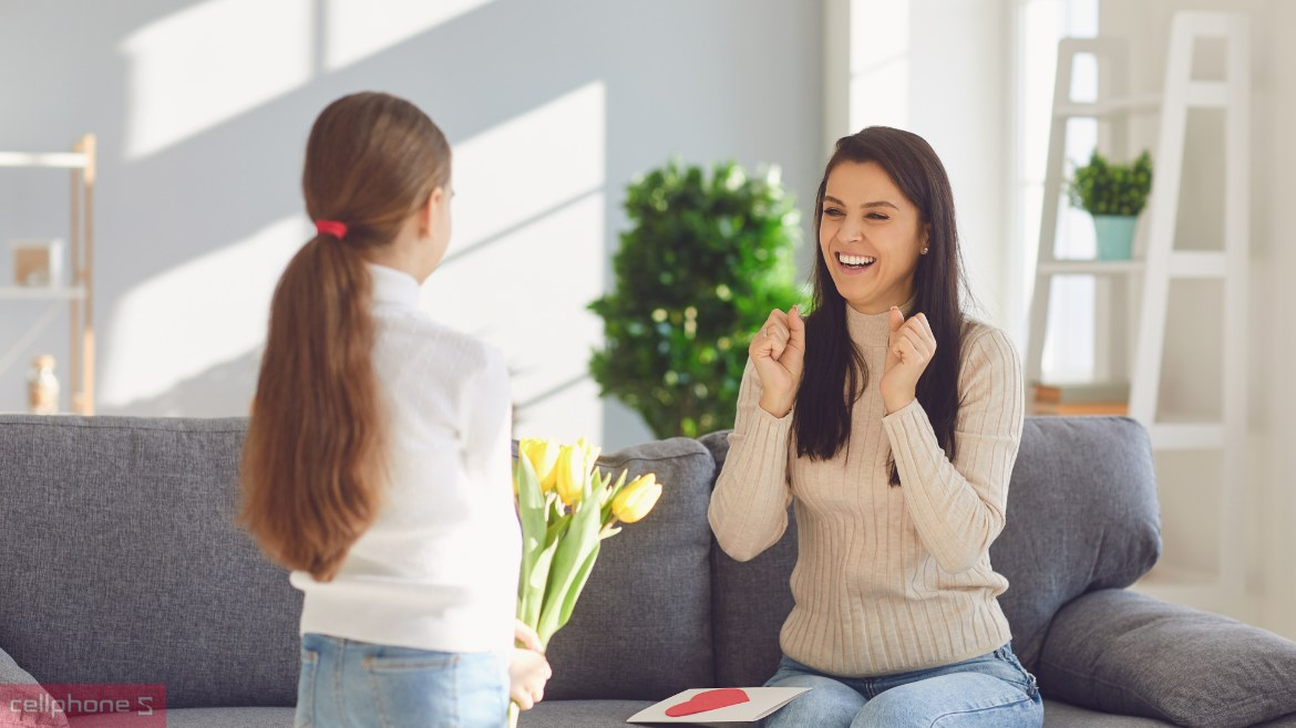 Bài thơ 2: Tặng Cho Một Nửa Thế Giới khi tặng quà 8/3 cho mẹ