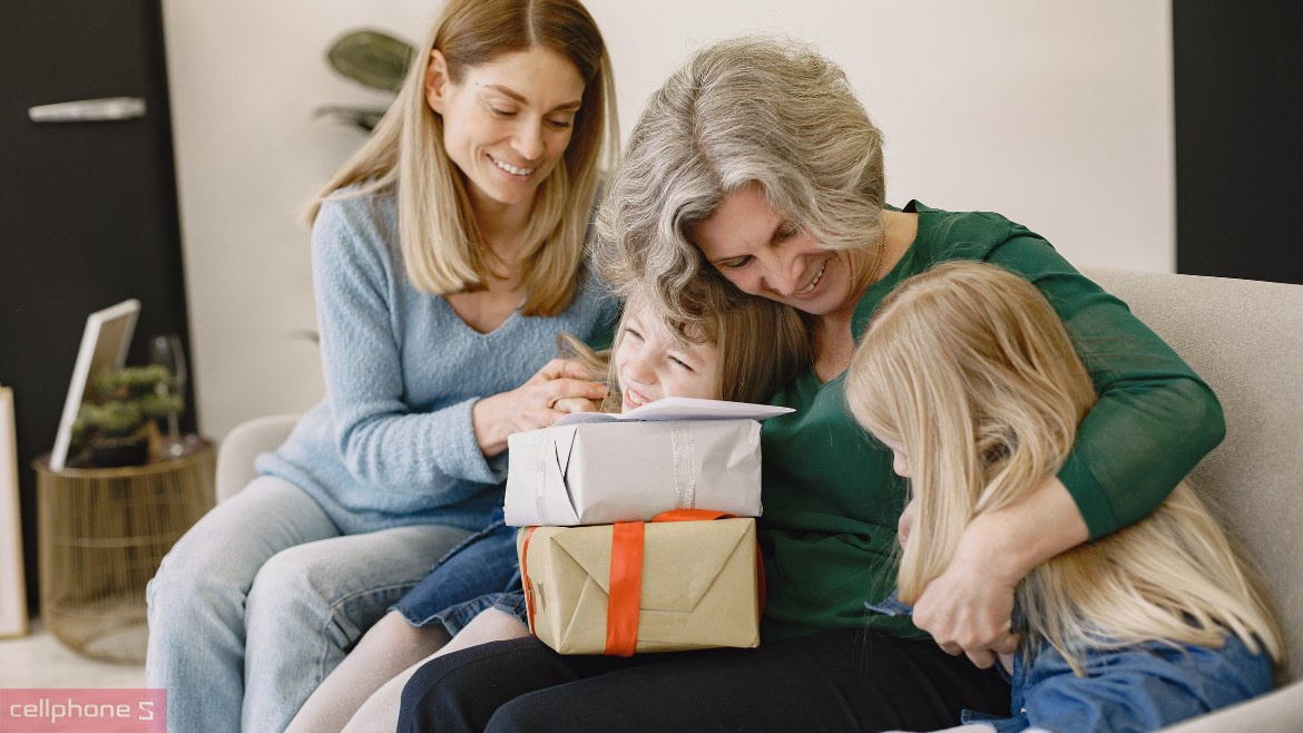 Chọn quà 8/3 cho mẹ có thiết kế đẹp mắt