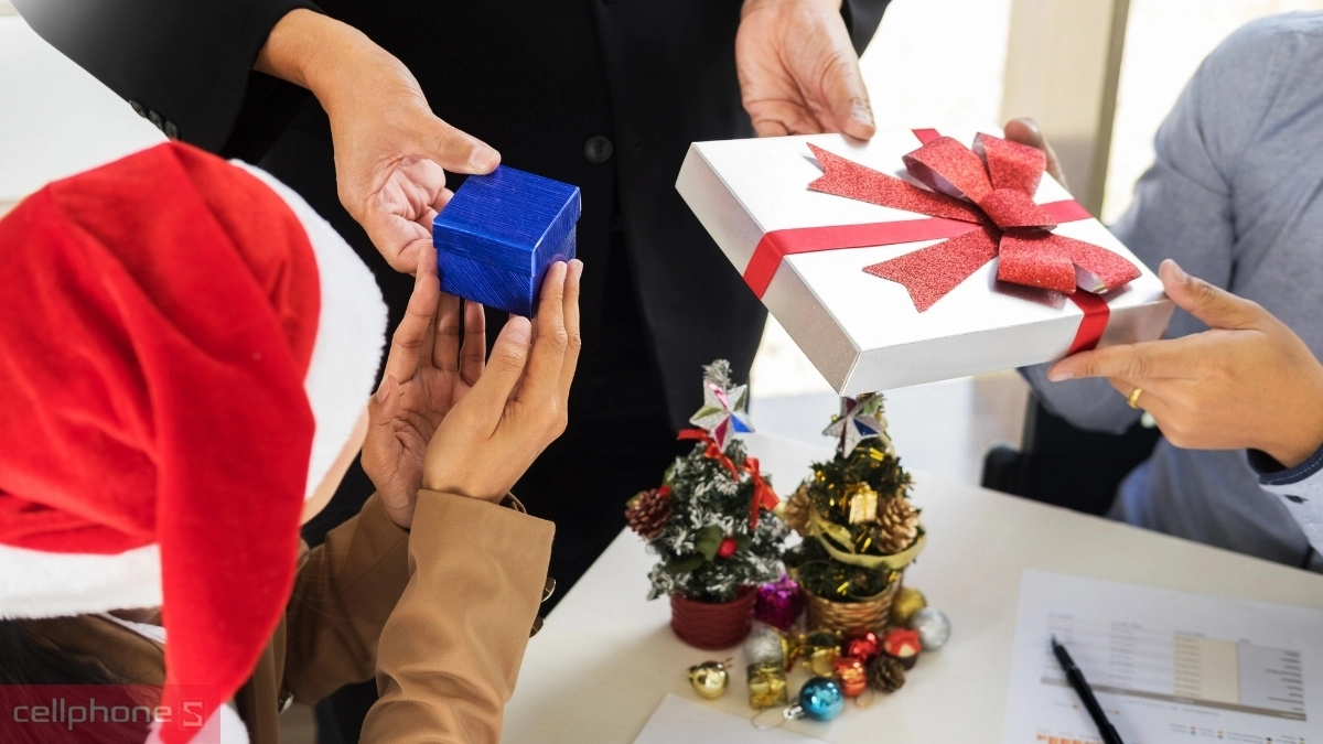Vì sao nên tặng quà Tết cho nhân viên