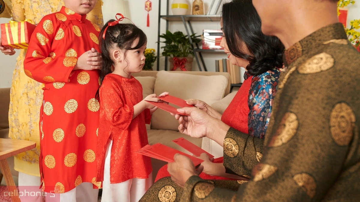 Trao lì xì, hỏi han sức khỏe, ấm áp đầu xuân