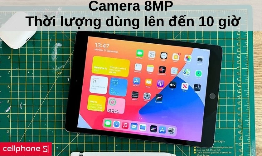 Camera sau 8MP cho hình ảnh sắc nét và dung lượng pin sử dụng lên đến 10 giờ