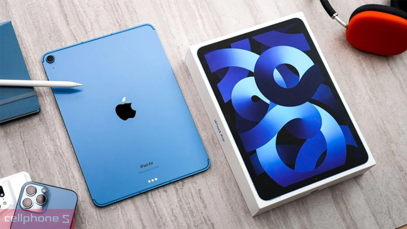 iPad là máy tính bảng cao cấp của Apple chạy hệ điều hành iPadOS riêng biệt