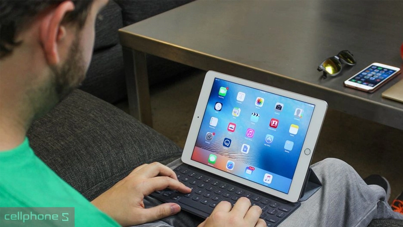 Năm 2016 iPad Pro 9.7 inch ra đời