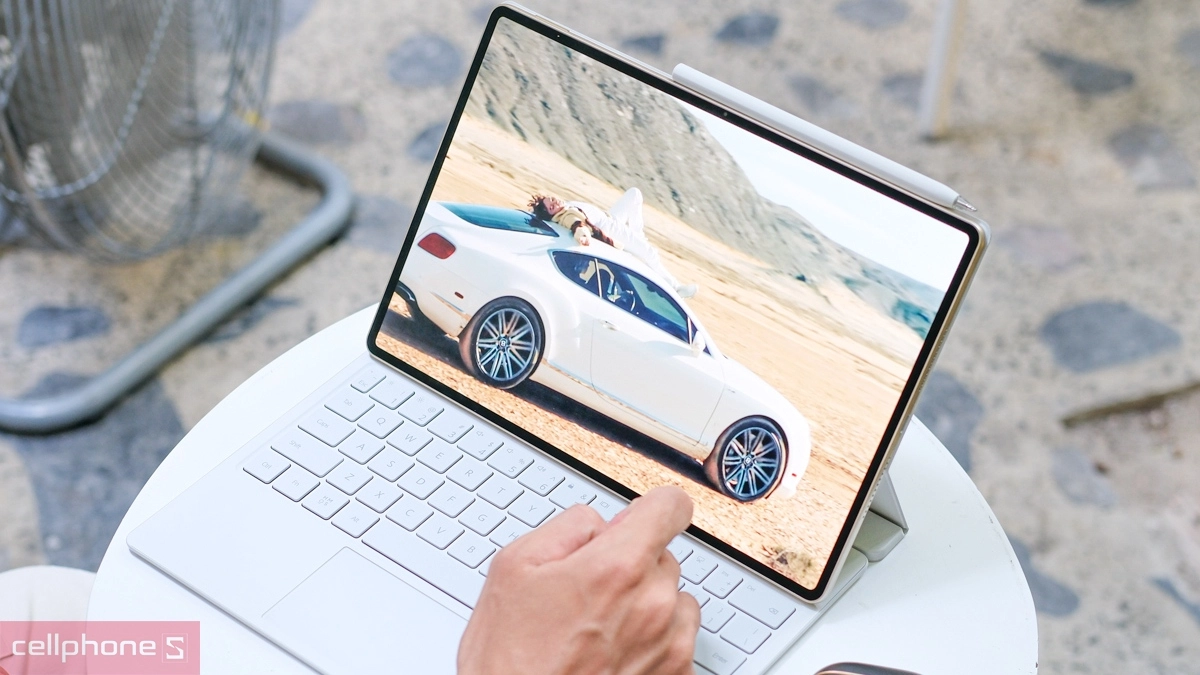 Bàn phím tiện lợi, có khe cất bút cảm ứng